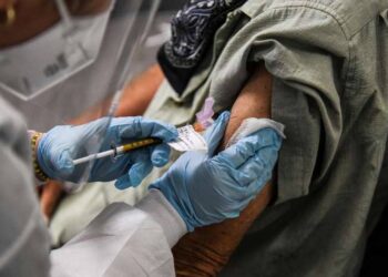 Deben seguir usando cubrebocas personas vacunadas de Covid-19