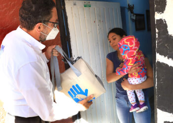 Ayuntamiento entrega paquetes de apoyo a madres solteras