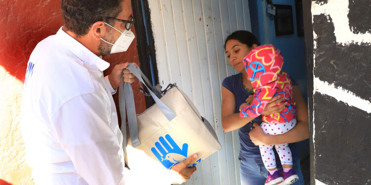 Ayuntamiento entrega paquetes de apoyo a madres solteras