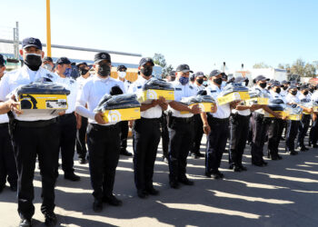 Entregan uniformes y equipamiento a policía municipal
