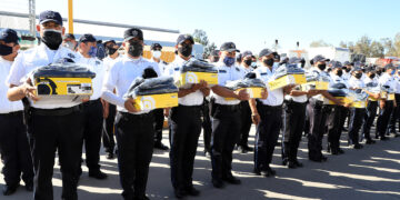 Entregan uniformes y equipamiento a policía municipal