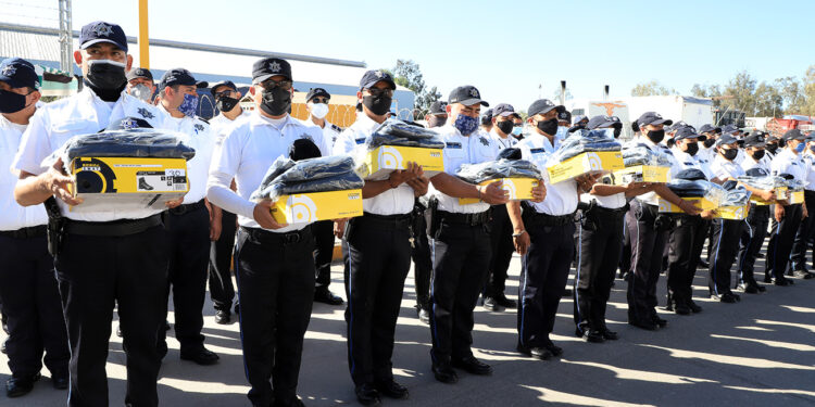 Entregan uniformes y equipamiento a policía municipal