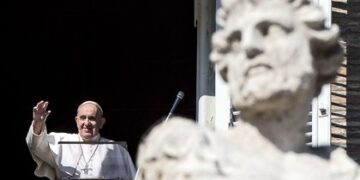Papa desea que restricciones por COVID sirvan para descubrir una Navidad menos consumista