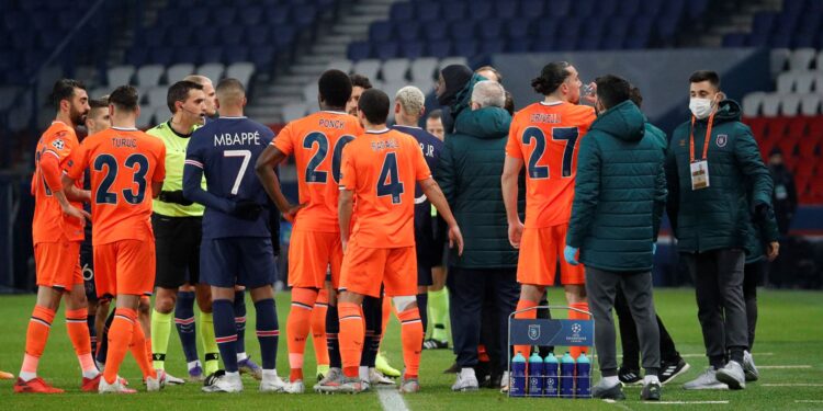 Partido suspendido por insultos racistas en la Champions