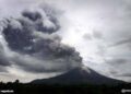 Evacuan a miles de personas por actividad volcánica en Indonesia