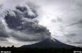 Evacuan a miles de personas por actividad volcánica en Indonesia