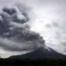 Evacuan a miles de personas por actividad volcánica en Indonesia