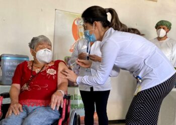 Europa inicia este domingo vacunación contra el COVID-19 en abuelitos