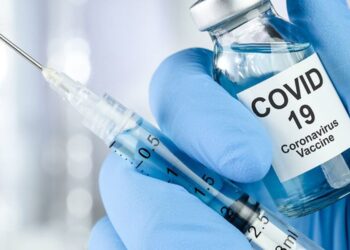 Vacuna de AstraZeneca protege al 100% en casos graves