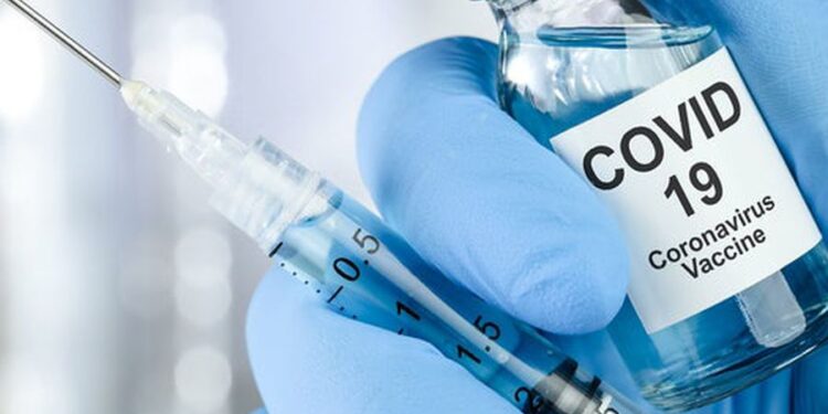 Vacuna de AstraZeneca protege al 100% en casos graves