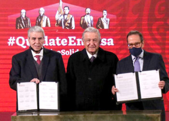 AMLO y empresarios firman acuerdo para regular outsourcing