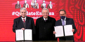 AMLO y empresarios firman acuerdo para regular outsourcing
