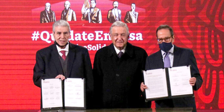 AMLO y empresarios firman acuerdo para regular outsourcing