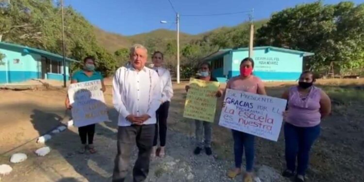 AMLO saluda a madres de familia en Sinaloa