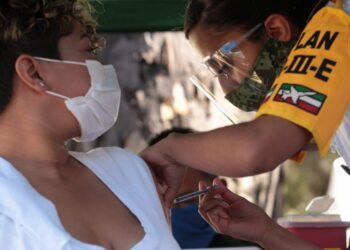 Aplican dosis de segundo lote de vacunas covid en CDMX