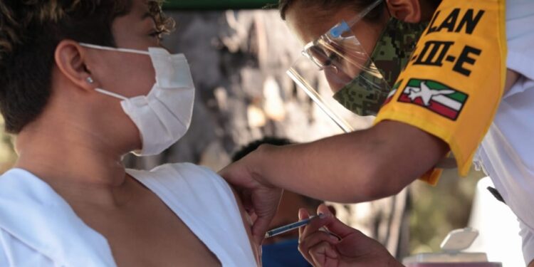 Aplican dosis de segundo lote de vacunas covid en CDMX