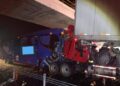 Choque entre autobús de pasajeros y tráiler deja 1 muerto y 15 lesionados en Puebla