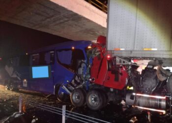 Choque entre autobús de pasajeros y tráiler deja 1 muerto y 15 lesionados en Puebla