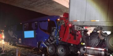 Choque entre autobús de pasajeros y tráiler deja 1 muerto y 15 lesionados en Puebla