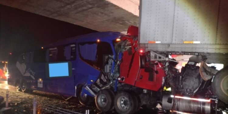 Choque entre autobús de pasajeros y tráiler deja 1 muerto y 15 lesionados en Puebla