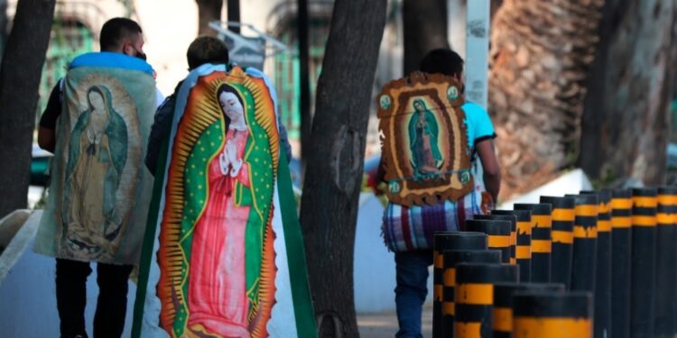 Cierre de Basílica rompe tradiciones y deja mandas sin cumplir de los peregrinos