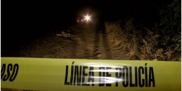 Hallan dos cuerpos calcinados al interior de camioneta en Lagos de Moreno, Jalisco