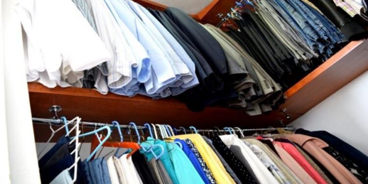 Errores al guardar o colgar ropa que hacen que se desgaste y dure menos