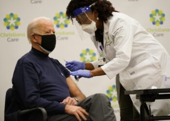 Joe Biden se vacuna contra el COVID-19 frente a medios