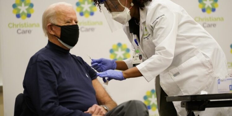 Joe Biden se vacuna contra el COVID-19 frente a medios