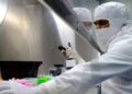 Científicos investigan si nueva variante del coronavirus contagia más a los niños