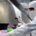 Científicos investigan si nueva variante del coronavirus contagia más a los niños