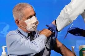Fauci se vacuna en público contra COVID-19, con la fórmula de Moderna