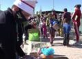 Cruzan la frontera para regalar juguetes y ropa a niños en Ciudad Juárez, Chihuahua