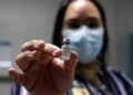Más de un millón de estadounidenses ya se vacunaron contra covid-19
