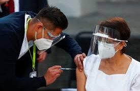 Aplican primera vacuna COVID-19 en México; enfermera es la primera en recibirla