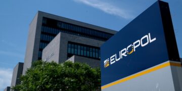 Europol alerta sobre fraudes ligados al desarrollo de vacunas COVID-19