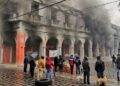 Pobladores incendian y saquean la presidencia municipal de Chignautla, en Puebla