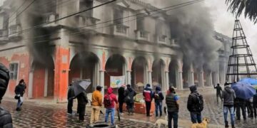 Pobladores incendian y saquean la presidencia municipal de Chignautla, en Puebla