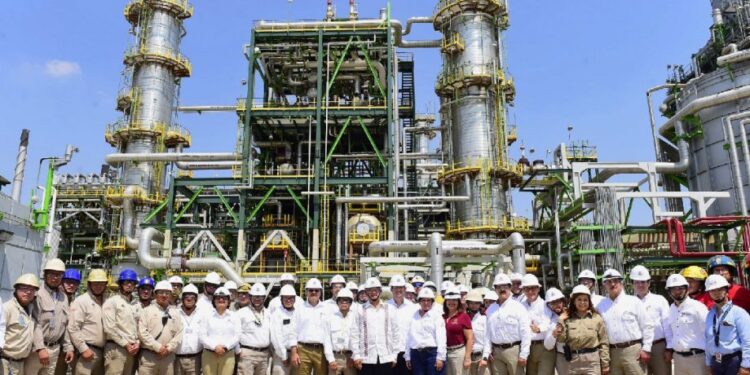 Trabajadores de Pemex donan parte de su aguinaldo