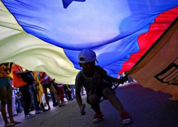 Abren centros de votación en Venezuela para elecciones legislativas pese acusaciones de fraude