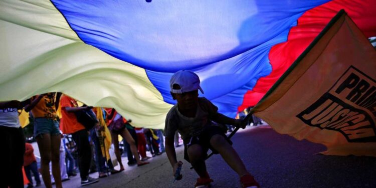 Abren centros de votación en Venezuela para elecciones legislativas pese acusaciones de fraude