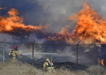 Incendio forestal en Los Ángeles obliga a evacuar a unas 25 mil personas