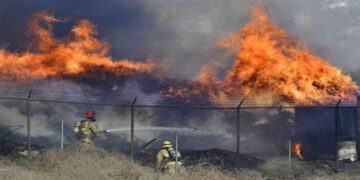 Incendio forestal en Los Ángeles obliga a evacuar a unas 25 mil personas