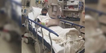 Maestro muere después de calificar a sus alumnos en el hospital
