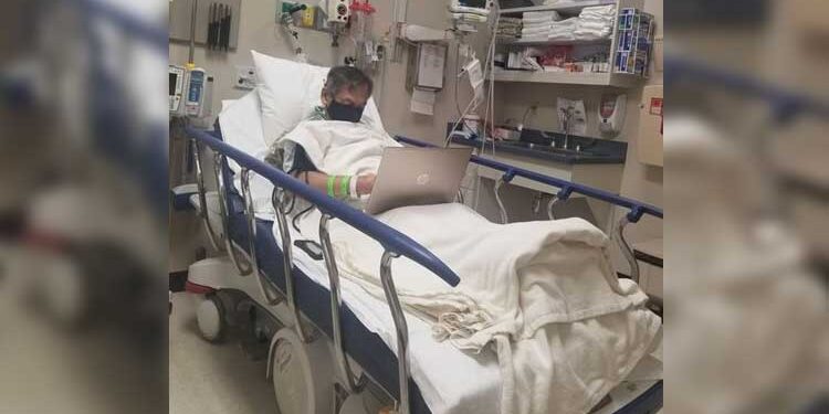 Maestro muere después de calificar a sus alumnos en el hospital