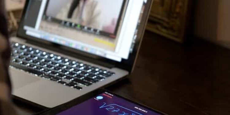 En plena clase virtual, hombre amenaza y abusa de adolescente
