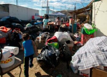 Migrantes se solidarizan con damnificados por incendios en Tijuana