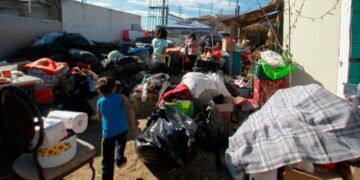 Migrantes se solidarizan con damnificados por incendios en Tijuana