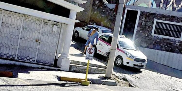 Paciente con COVID-19 escapa en bata del IMSS en Saltillo
