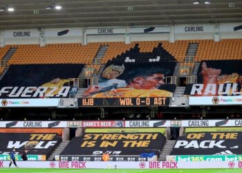 Exhiben enorme pancarta de Raúl Jiménez en el Molineux Stadium